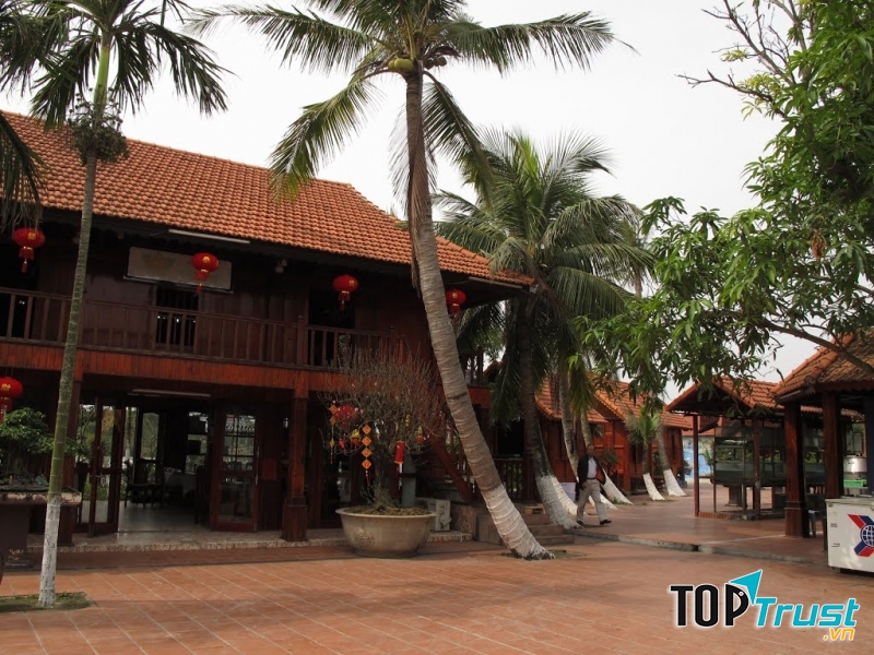 Các phòng ăn được thiết kế theo phong cách dân gian