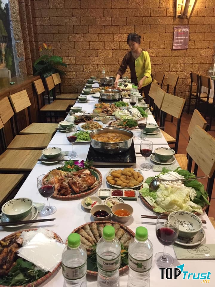 Không gian tại nhà hàng Sông Quê