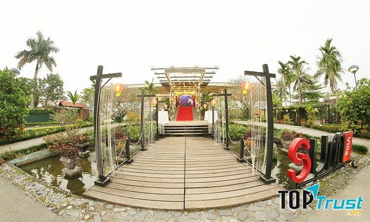 Nhà hàng SUM Villa sở hữu không gian sân vườn rộng lớn