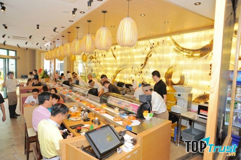 Sushi băng chuyền tại Sushi TEI