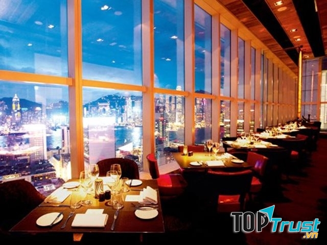 Nhà hàng sang trọng, lịch thiệp