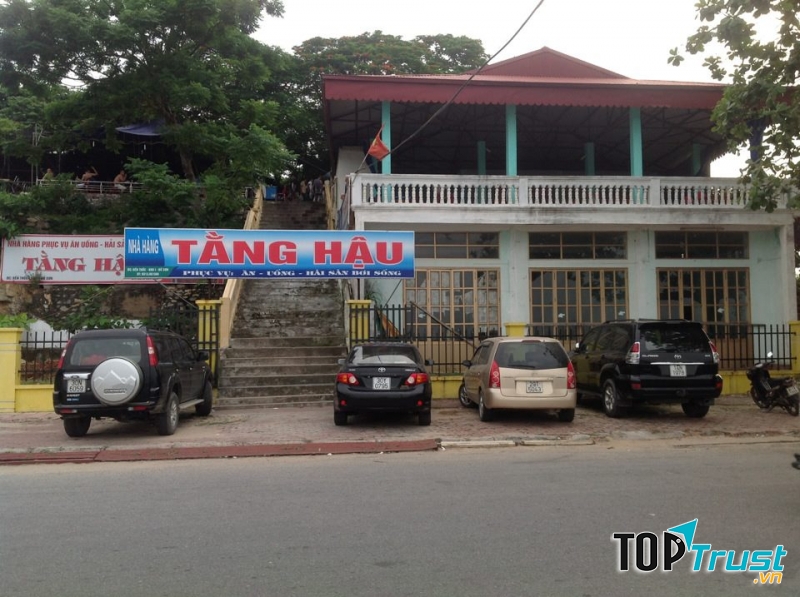 Không gian bên ngoài nhà hàng Tằng Hậu