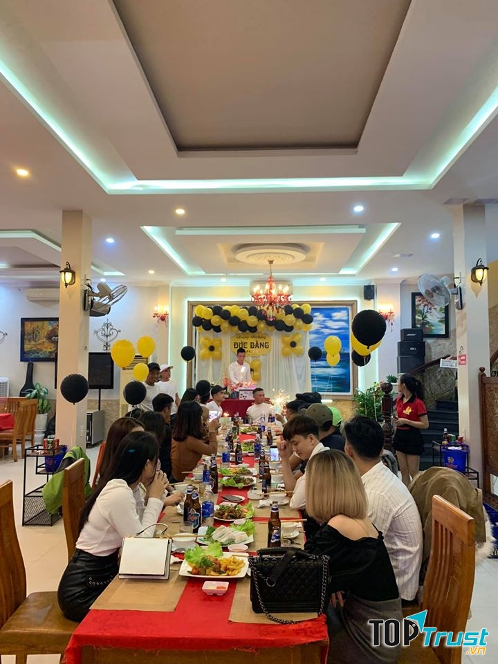 Nhà hàng Táo Đỏ