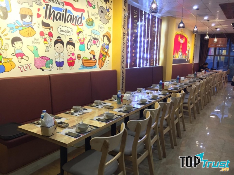 Thiết kế nhà hàng sang trọng, đơn giản có cả bàn lớn bàn bé phù hợp với số lượng người đi