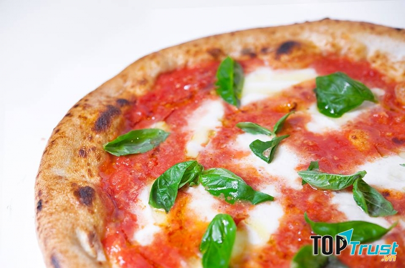 Pizza đế bánh mỏng, bột thơm, nướng lò than nên có mùi lửa đặc trưng, khi ăn thấy giòn và không ngấy; topping của pizza đa dạng tha hồ cho thực khách lựa chọn