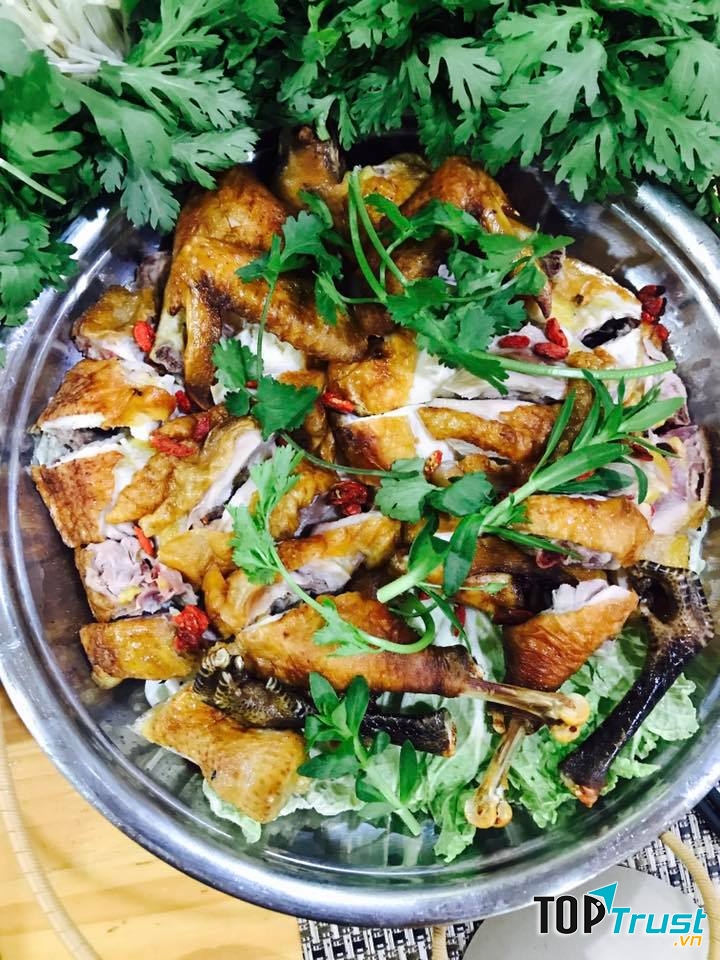   Thực đơn tại quán có nhiều món ăn đặc sản thơm ngon