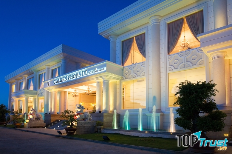 Mặt ngoài của nhà hàng tiệc cưới Golden Phoenix