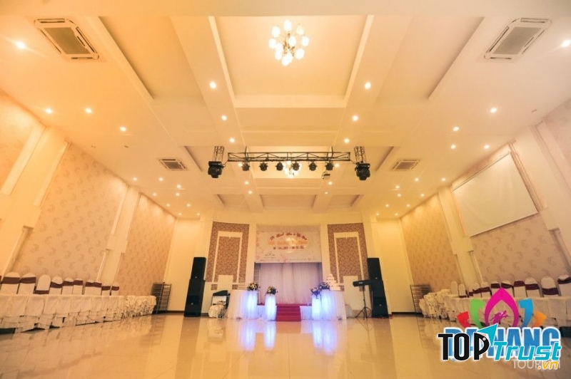 Không gian sang trọng của nhà hàng tiệc cưới White Swan Palace