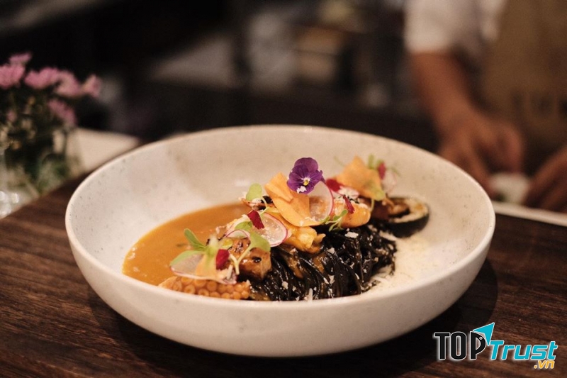 Món Âu hấp dẫn tại nhà hàng.