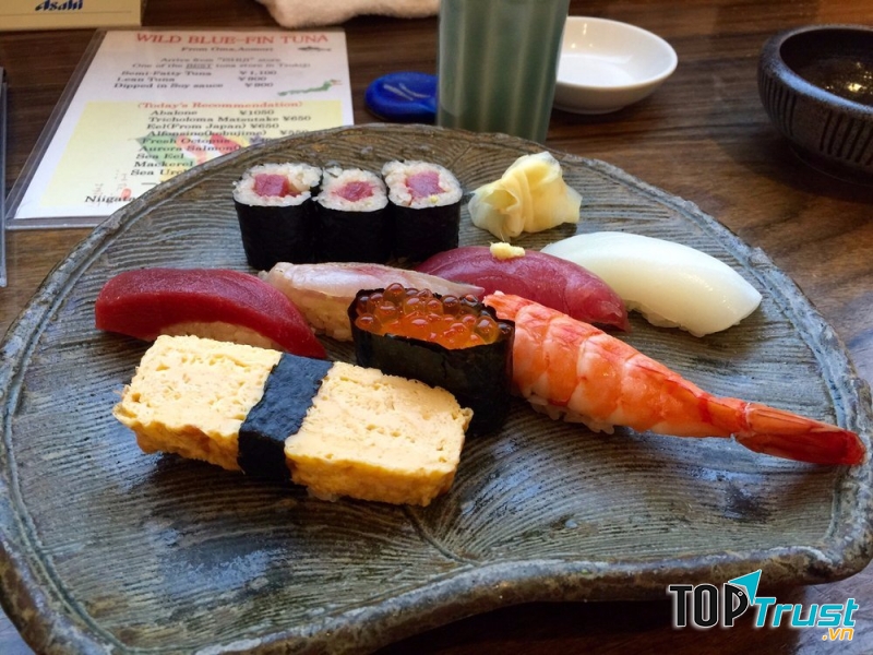 Nét đẹp Nhật Bản còn được nhà hàng Tokyo tỉ mỉ thể hiện qua các món ăn, nơi đây có rất nhiều món ăn truyền thống của Nhật như sushi, mì udon, mì ramen,.. được đầu bếp khéo léo chế biến.