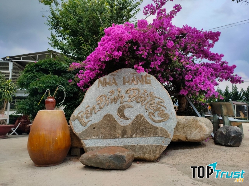 Nhà hàng trên đỉnh đồi trăng