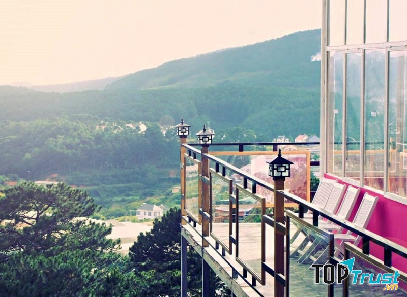 Nhà hàng trên đỉnh đồi trăng