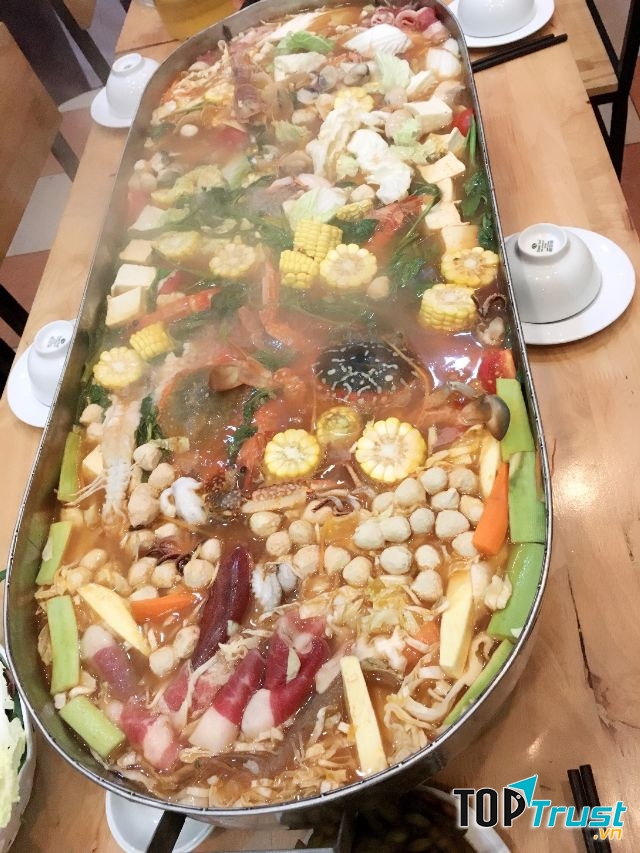 Với tiêu chí: Hoành tráng – Chất ngất – Độc đáo – Lạ - Tươi ngon – Hấp dẫn, Tửu Hoa Lầu mang đến cho thực khách những món lẩu ngon đến mức trầm trồ.