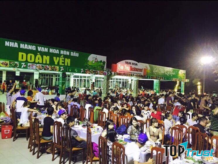 Không gian bên ngoài nhà hàng Vạn Hoa - Hòn Dáu