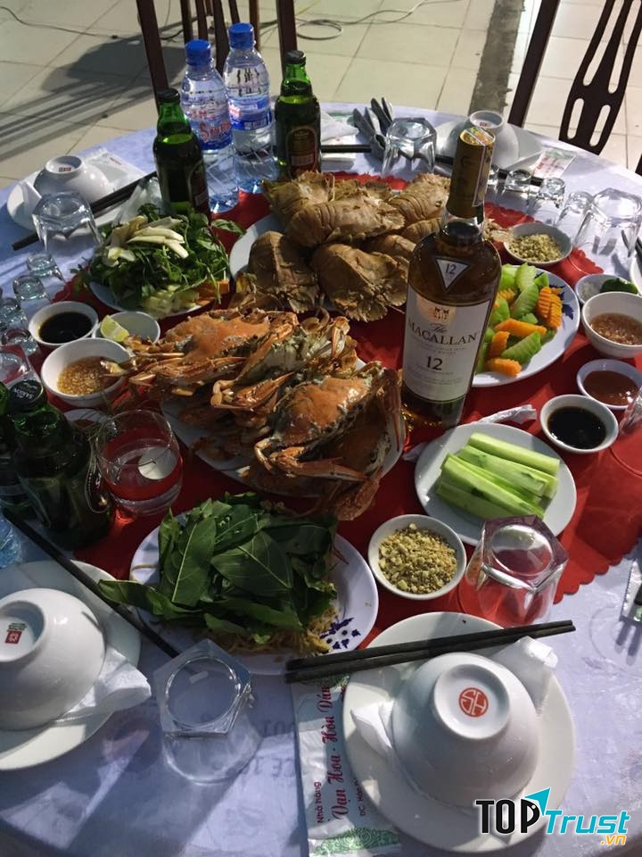 Các món ăn chế biến từ hải sản tươi sống tại nhà hàng Vạn Hoa - Hòn Dáu