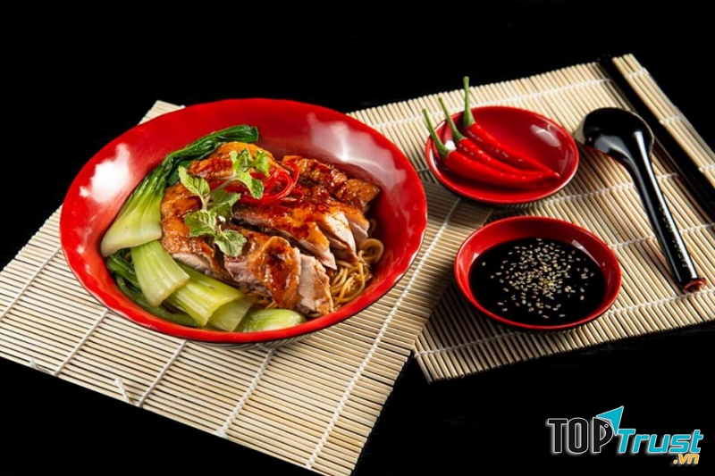 Mì vịt quay tại nhà hàng