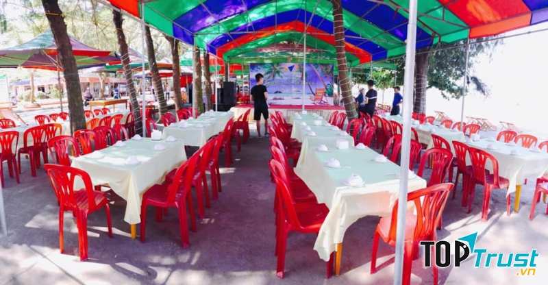 Không gian rộng rãi, thoáng mát ở nhà hàng Vườn Thông