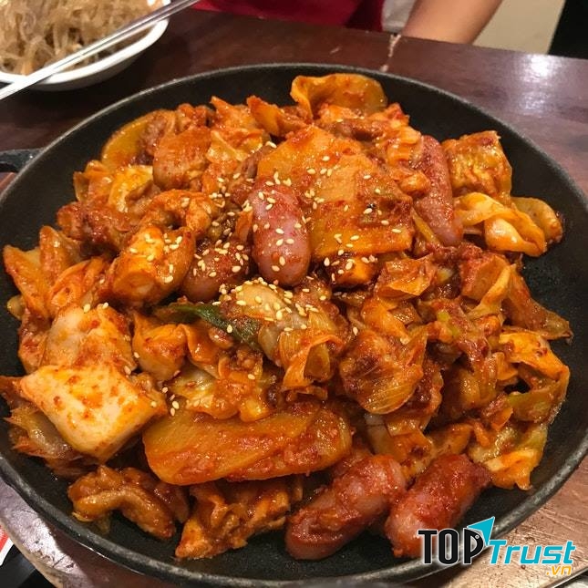 Yoogane Chicken Galbi là thương hiệu nổi tiếng tại Hàn Quốc được bạn bè trên khắp thế giới yêu mến bởi hương vị truyền thống cũng như sự lựa chọn gắt gao về nguyên liệu.