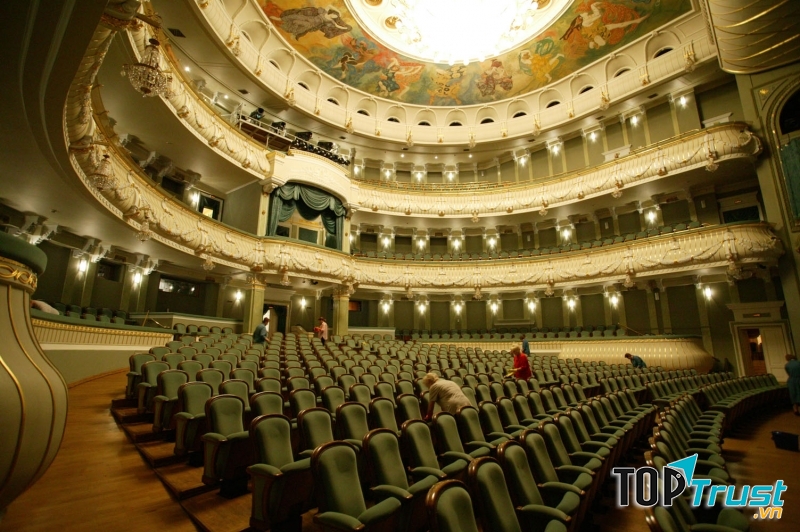 Vẻ lộng lẫy bên trong nhà hát