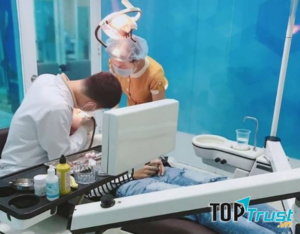 Khách hàng cạo vôi răng bằng máy siêu âm tại nha khoa Hollywood