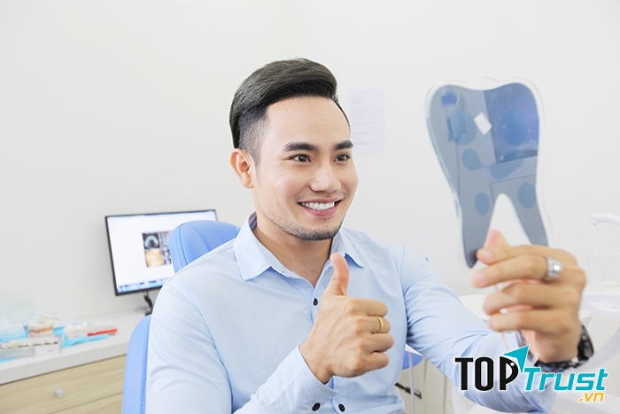 Khách hàng hài lòng với dịch vụ tẩy trắng răng Nha khoa KIM