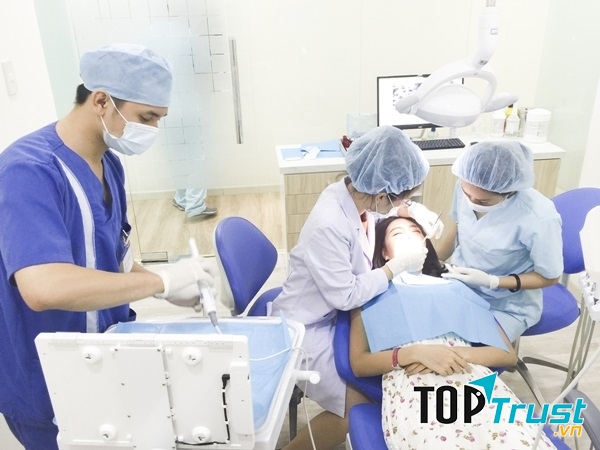 Khách hàng lấy cao răng tại nha khoa Kim