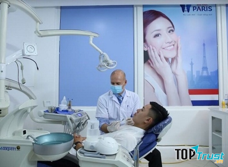 Khách hàng trám răng tại Nha khoa Paris