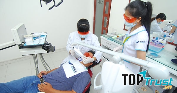 Khách hàng trải nghiệm dịch vụ làm trắng răng tại Peace Dentistry
