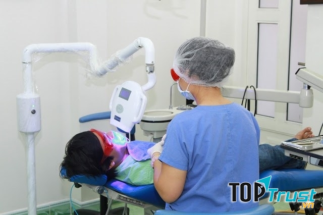 Khách hàng trải nghiệm dịch vụ tẩy trắng răng tại quốc tế Á Châu