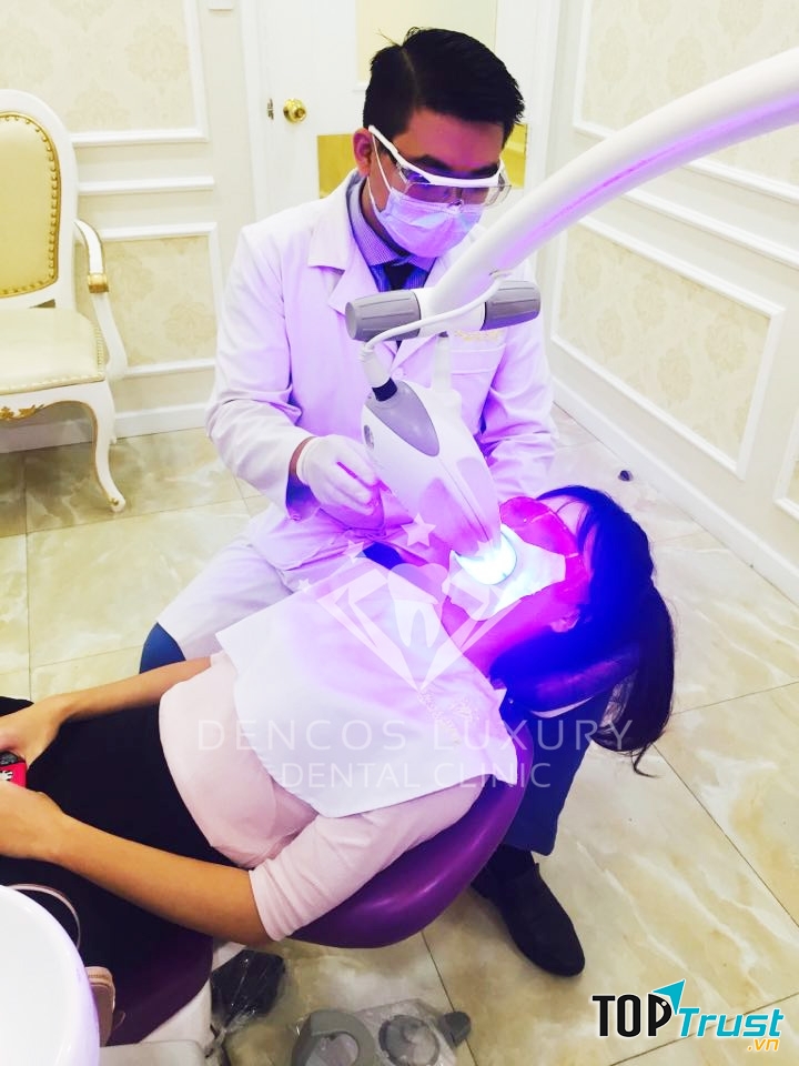 Khách hàng tẩy trắng răng với công nghệ Zoom White Perfect