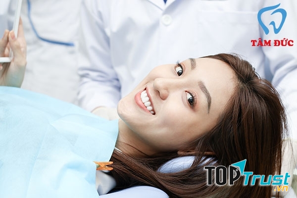 Nụ cười rạng rỡ của khách hàng sau khi sử dụng dịch vụ tẩy trắng răng tại Tâm Đức