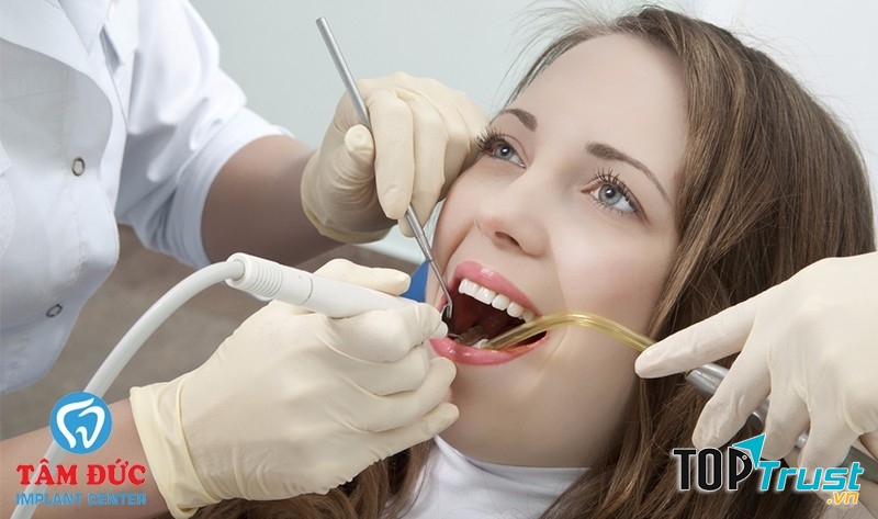 Khách hàng lấy cao răng tại Nha khoa Tâm Đức