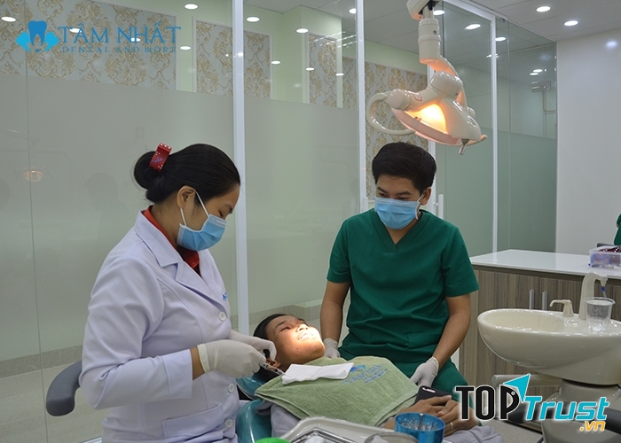 Khách hàng tẩy trắng răng tại nha khoa Tâm Nhất