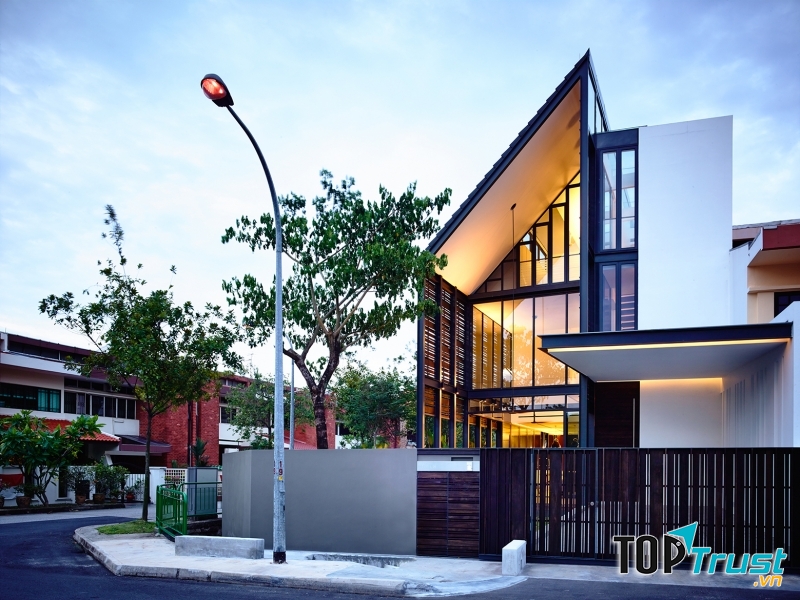 Hầu hết xung quanh ngôi nhà này đều sử dụng kính, chính vì thế có thể lạm dụng ánh sáng từ bên ngoài. Mái lệch giúp cho ngôi nhà bạn trở nên sáng tạo và độc đáo hơn.