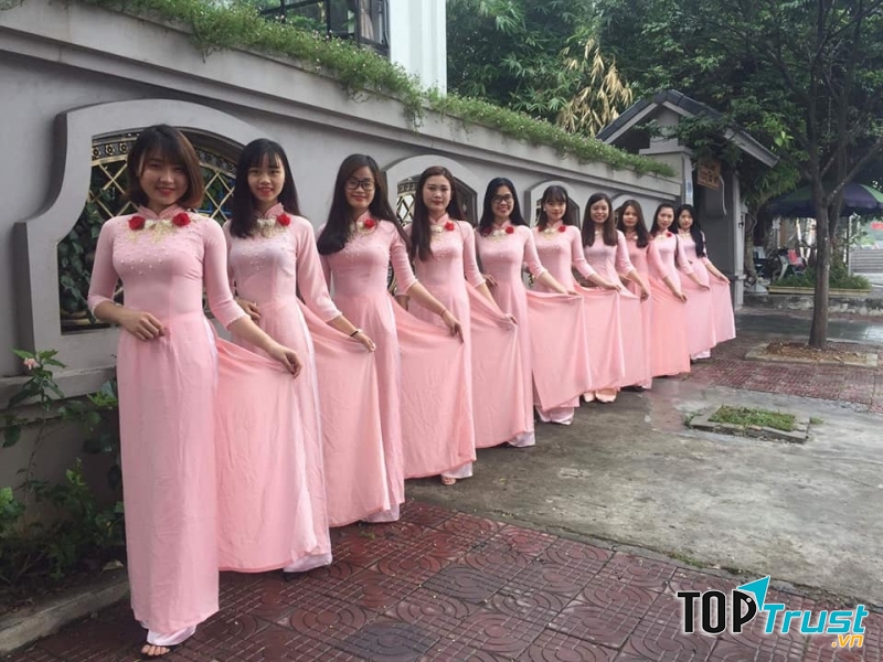 Khách hàng sử dụng trang phục của Tuấn Minh