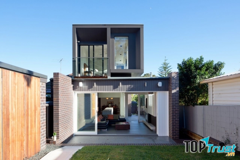 Mê tít với căn nhà phố thoáng toàn diện này. Có phần sân rộng rãi để thỏa sức vui chơi cùng gia đình. Ban công trước phòng là một ý tưởng tuyệt vời để tiếp nhận không khí trong lành mỗi sớm.