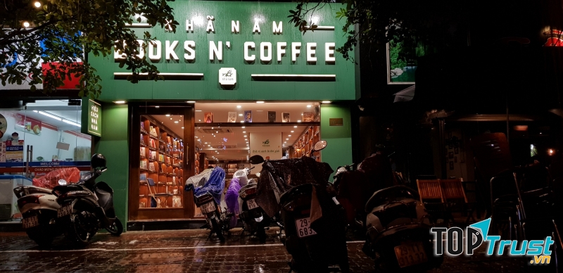 Nhã Nam Books N' Coffee vào một tối mưa