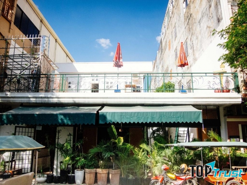 Nhà nghỉ có một khu vực sân thượng đẹp để ngắm nhìn thành phố về đêm.