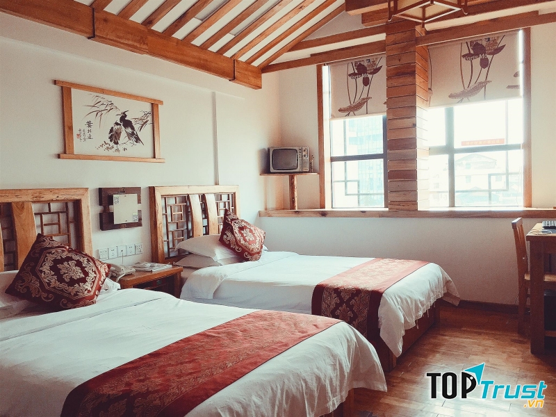 theo kinh nghiệm du lịch Phượng Hoàng cổ trấn thì bạn nên đặt trước 30 - 60 ngày để săn được những phòng đẹp, giá rẻ.