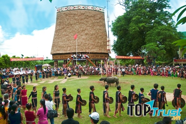 Các hoạt động lễ hội văn hóa diễn ra ở trước nhà rông