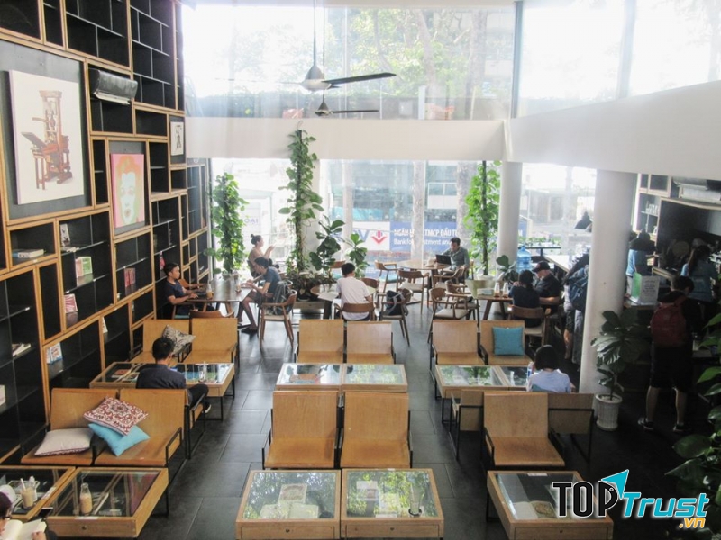 Không gian ngồi ở quán cà phê này được sắp xếp khá thoải mái, mỗi người đều có không gian riêng, bàn ghế rất đa dạng