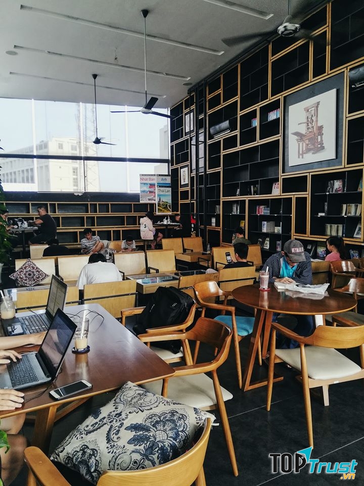 Nhà Sách Cá Chép nằm yên tĩnh ở đường Nguyễn Thị Minh Khai, rất thích hợp là nơi làm việc, gặp bạn bè, đối tác, đọc sách và học bài