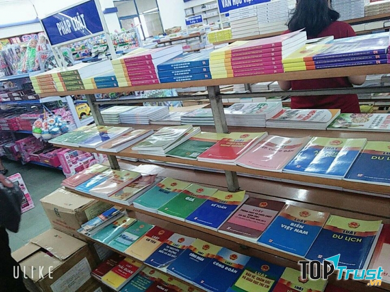 Nhà sách Cẩm Lệ