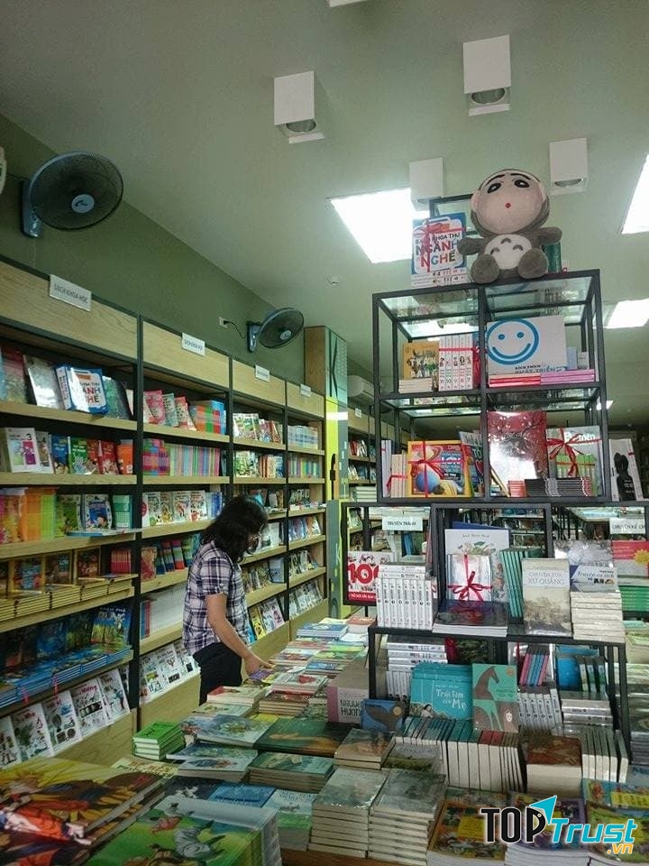 Khu vực trưng bày sách của Nhà sách Kim Đồng