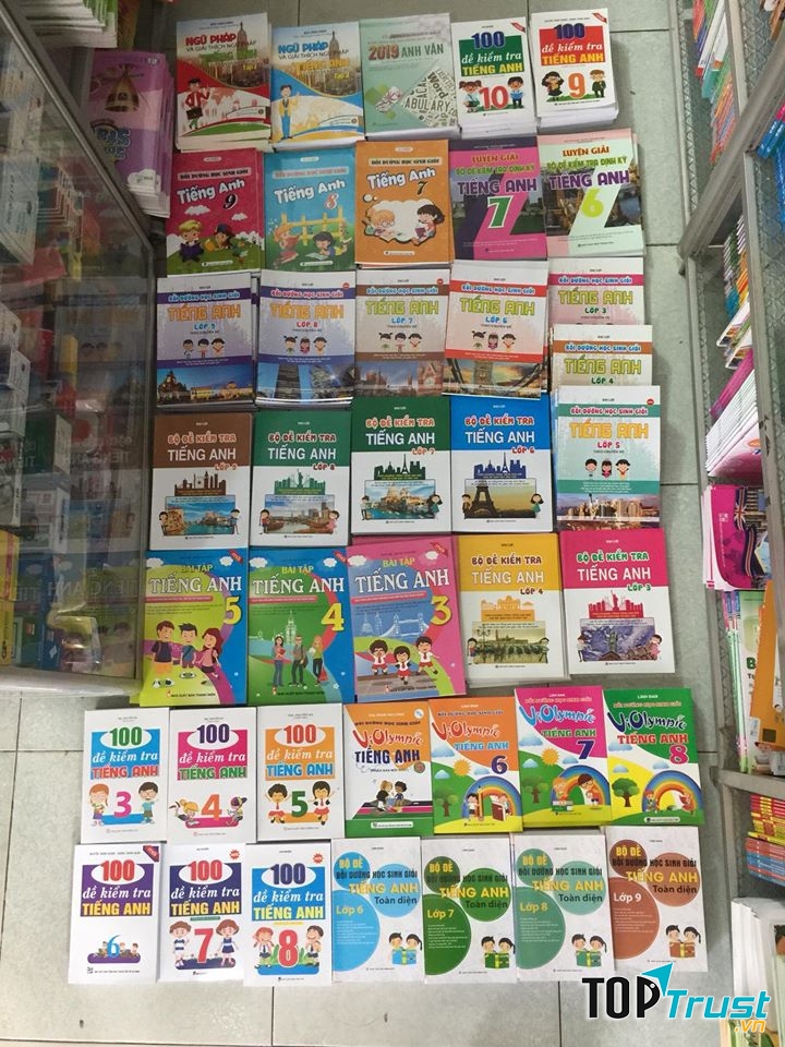 Nhà sách ngoại văn Huy Văn Lan