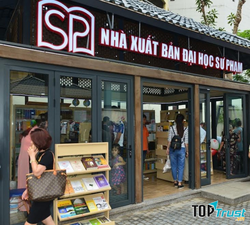 Nhà sách Sư phạm.