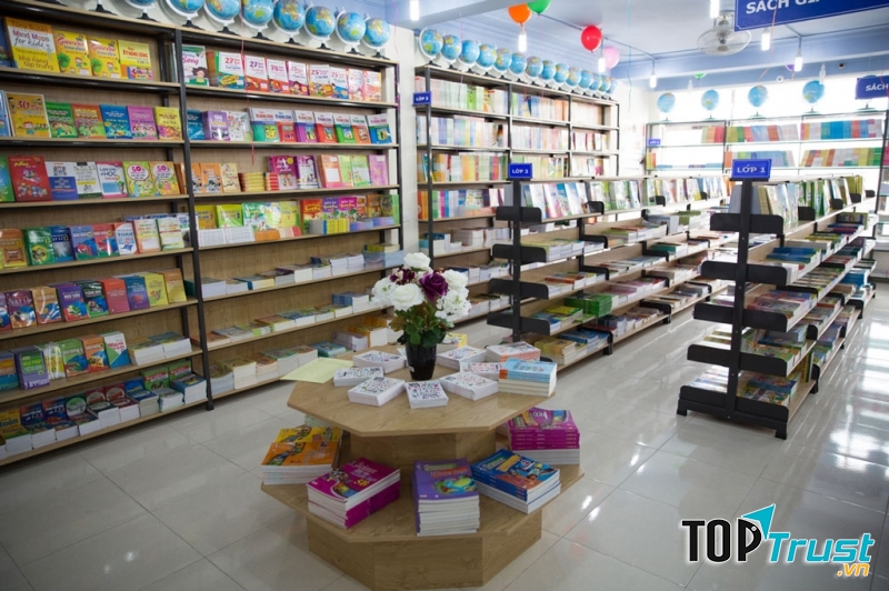 Nhà sách Thành Vinh với nhiều thể loại sách đa dạng và phong phú
