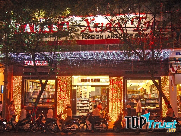 Nhà sách Xuân Thu