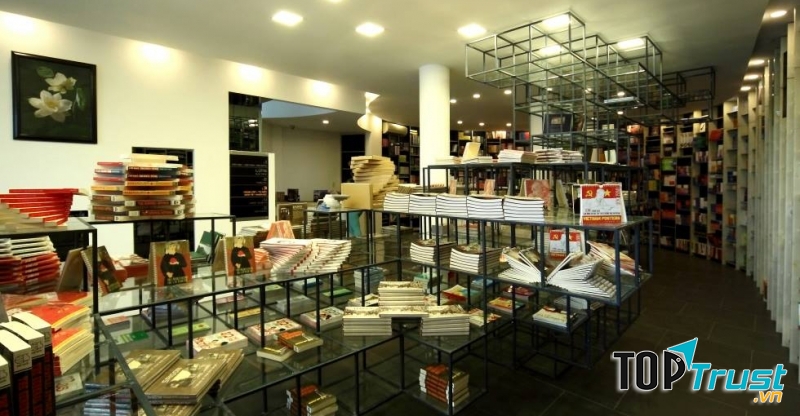 Một số lượng sách lớn tại Nhà Sách Yến Công