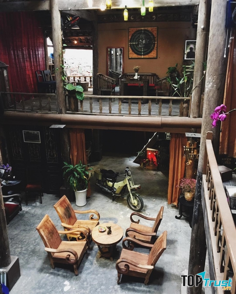 Nhà sàn Art cafe chính là nơi bạn nhìn đâu cũng thấy đồ cổ, thấy vẻ đẹp của thời gian như đang trôi chầm chậm